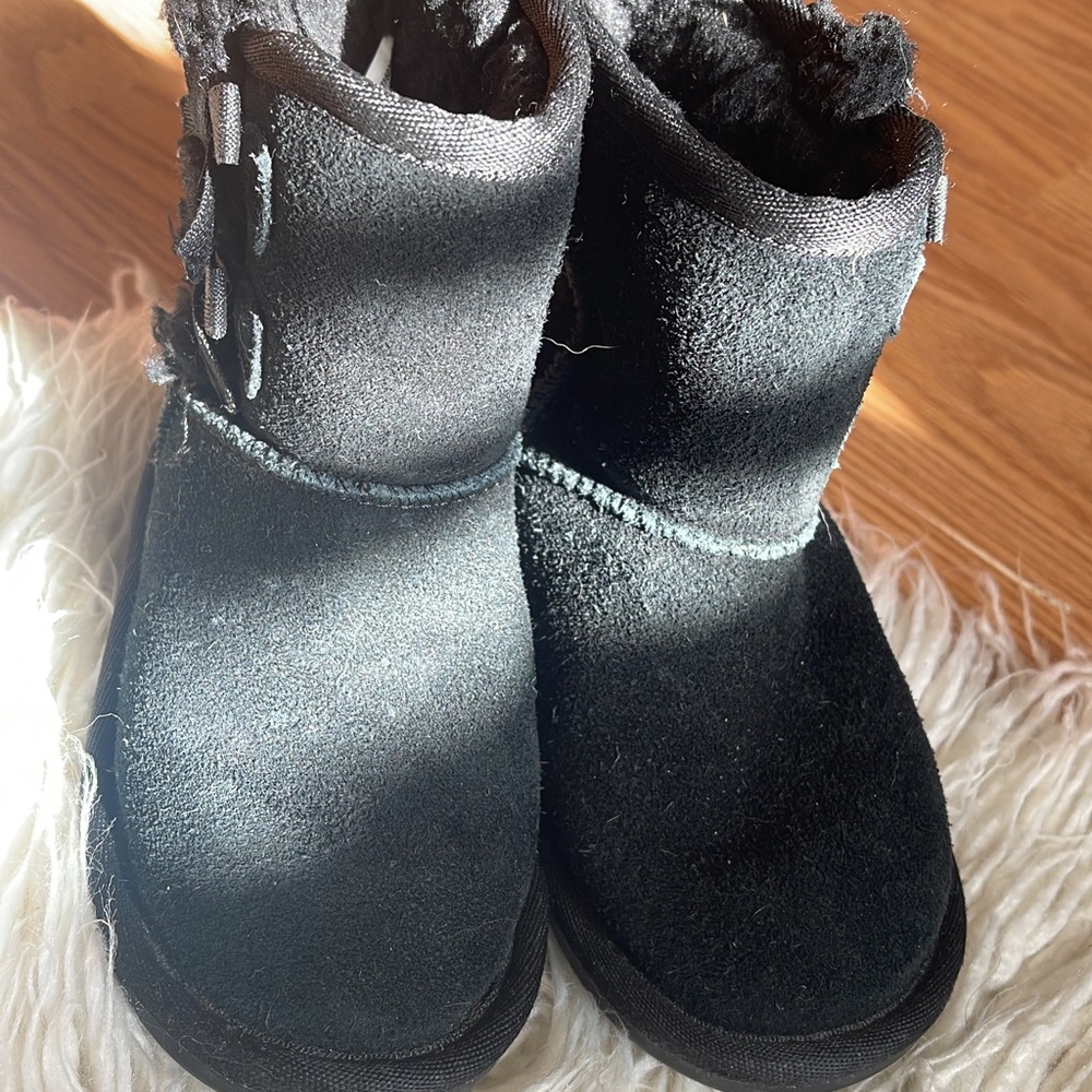Koolaburra by Ugg. Worn 2. Size 8 girls.